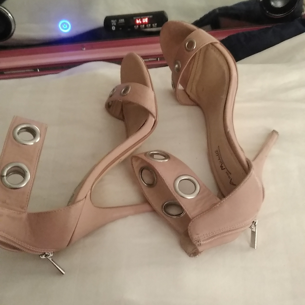 Pretty but will used worn on the bottom back of heel has nicks - Picture 8 of 9